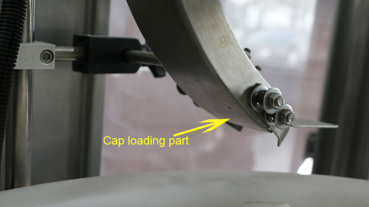 ម៉ាស៊ីនបំពេញដបមូល ៥០០ មីល្លីលីត្រជាមួយនឹងការផ្សាភ្ជាប់មួកនិងកង់ផ្កាយដែលកំពុងដំណើរការ